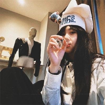 不合比例海报